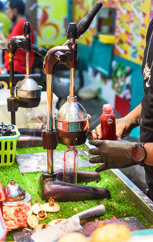 马来西亚Jalan Alor街头小吃制作石榴汁的过程